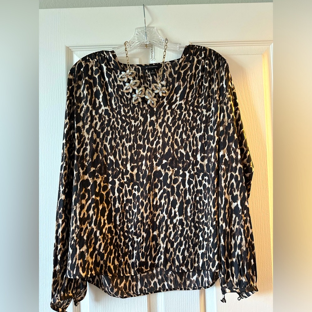 Banana Republic 🍌 leopard 🐆 print long sleeve blouse